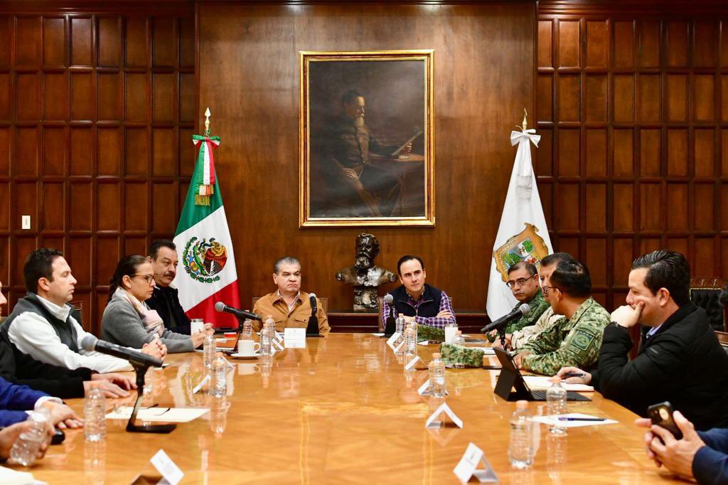 mrikelme's tweet photo. Me reuní en #PalacioDeGobierno con el gobernador electo @manolojim, mandos militares y titulares de instituciones de seguridad para reafirmar la coordinación entre los 3 niveles de gobierno,… (1/2) https://t.co/BeRMgEwNFM