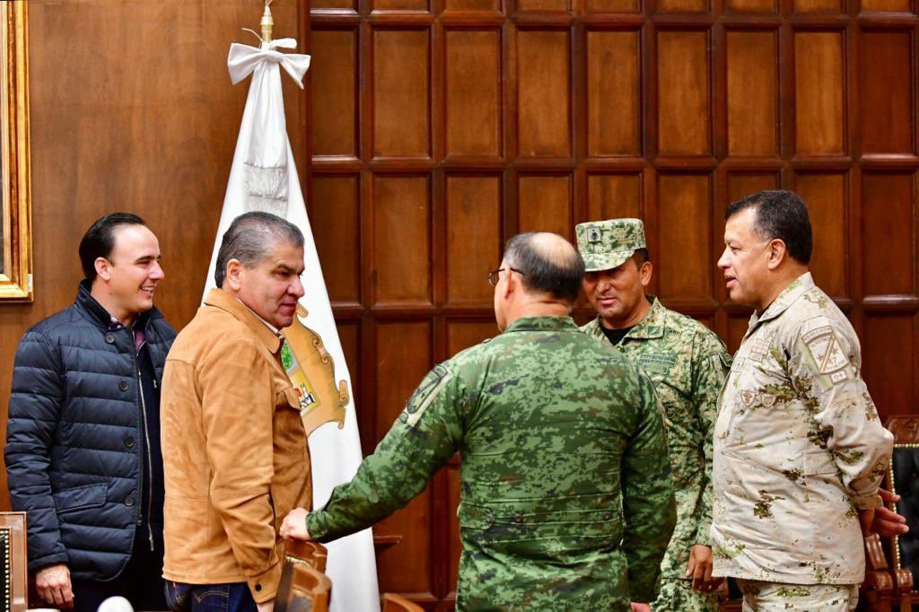 Me reuní en #PalacioDeGobierno con el gobernador electo <a href="/manolojim/">Manolo Jiménez Salinas</a>, mandos militares y titulares de instituciones de seguridad para reafirmar la coordinación entre los 3 niveles de gobierno,… (1/2)