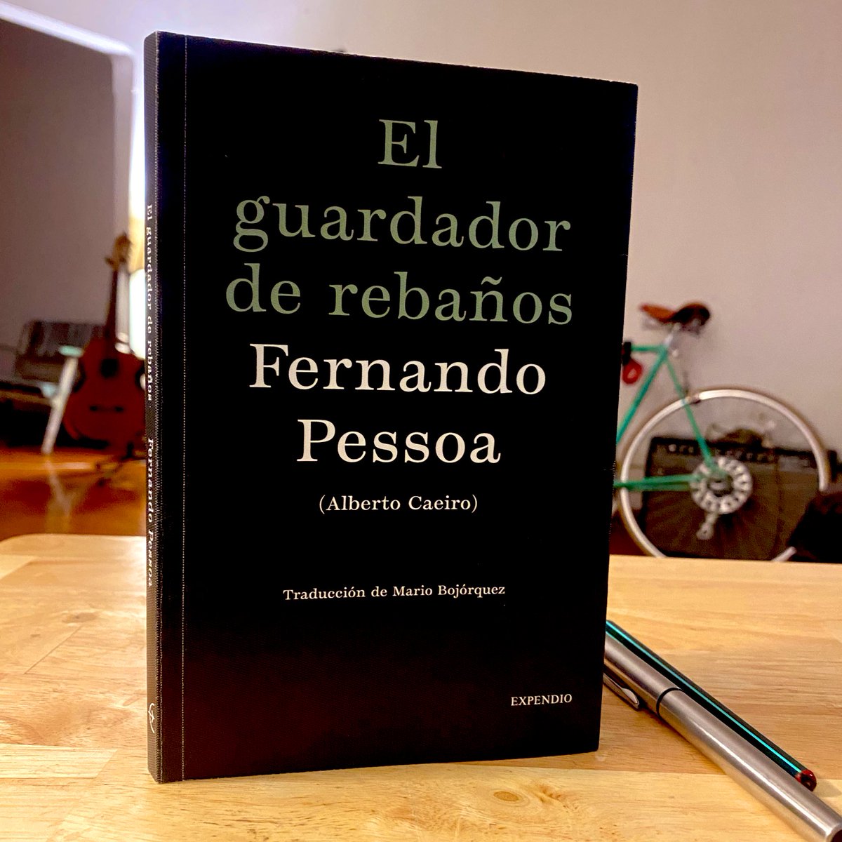 mikhailenko's tweet photo. Creo en el mundo como en una margarita, Porque lo veo. Pero no pienso en él
Porque pensar es no comprender...
El mundo no se hizo para que lo pensáramos
(Pensar es estar enfermo de los ojos)
Sino para mirarnos en él y estar de acuerdo...
–Alberto Caeiro (Pessoa) https://t.co/mkRRQThu8z