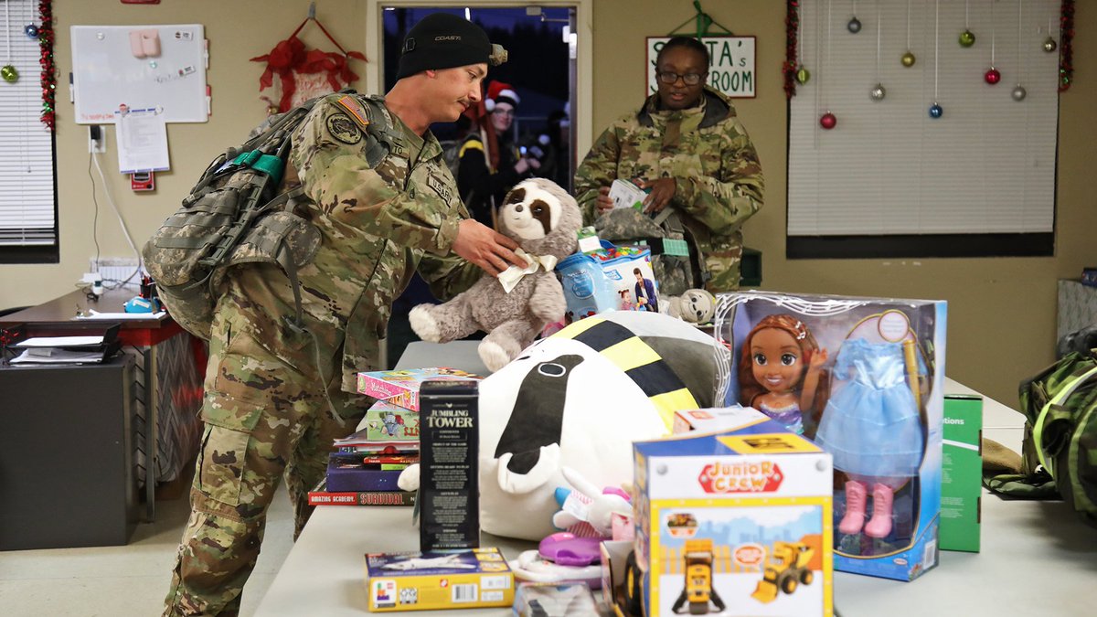 I_Corps's tweet photo. Giving back π
Led by the 593rd ESC unit ministry team, a group of elite #ElfSquad Soldiers carried rucks containing toys for donation to @SantasCastle94 during a spiritual fitness physical training event #beallyoucanbe
@USArmy @USARPAC @FORSCOM @JBLM_PAO https://t.co/kWxom8ycjC