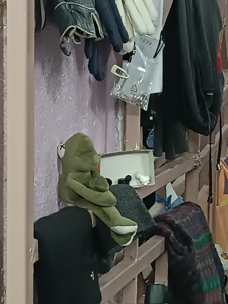 пальчаткі, шалікі, шапкі адзіночныя навушнікі, нейкія стужачкі і адна самотная рапушка, забытая ў гардэробе два тыдні таму