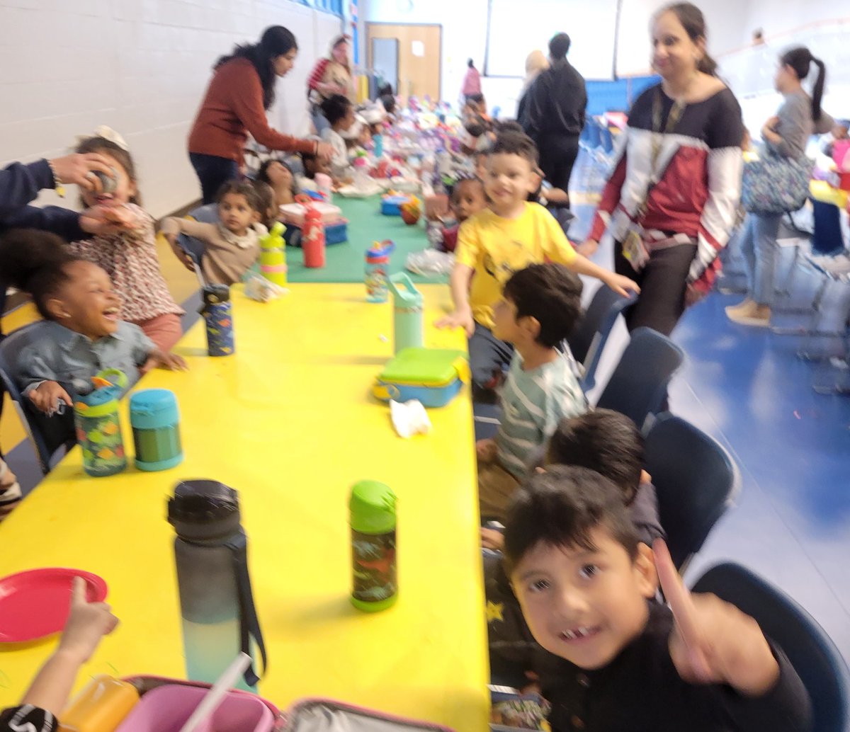 NBTECC's tweet image. Thank you @Mrs_Sigle for creating an amazing Feast for all of our students.  Amazing meal with such an incredible school community.  #NBTeamPreschool #NBTECCisRedHot #LifelongMemories #GobbleGobble