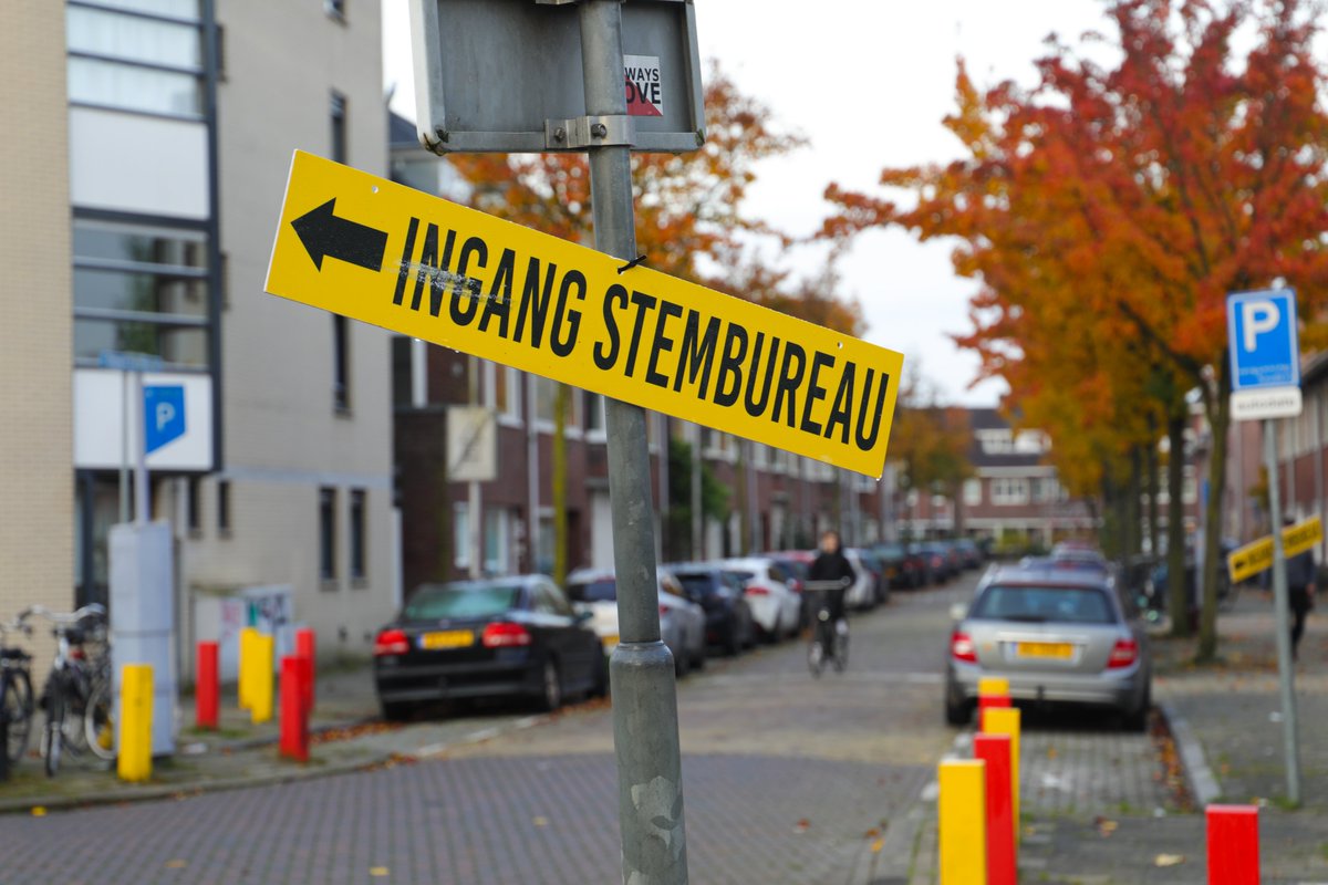Zo. Dat zit erop. De voorlopige Utrechtse opkomst is 79,8%. Bij de vorige Tweede Kamerverkiezing in 2021 was dit 81,6%. 
En dan nu: stemmers klaar, tellen maar. Rond half 12 hebben we de eerste Utrechtse uitslagen.🔴