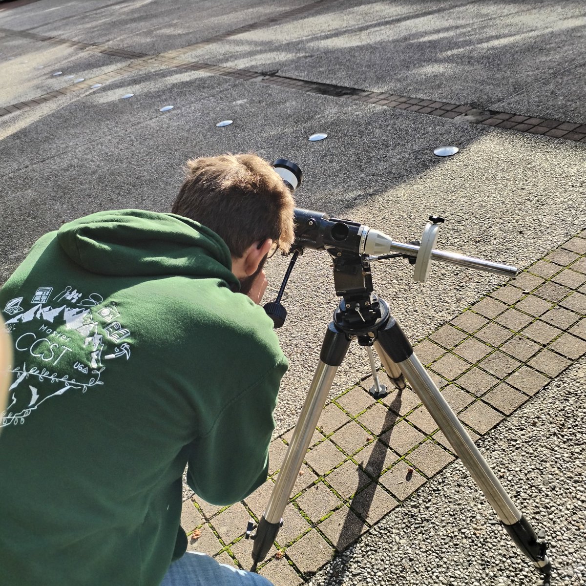 Hector_pillot's tweet photo. #ESWW23 🌤️ | C'était le troisième jour du village de la météorologie spatiale à Toulouse !
J'en ai profité pour passer voir une session de #Planeterrella
Puis le #soleil a pointé le bout de son nez et on a pu l'observer avant qu'il ne disparaisse derrière les arbres ! https://t.co/CXqzV8Cn4y