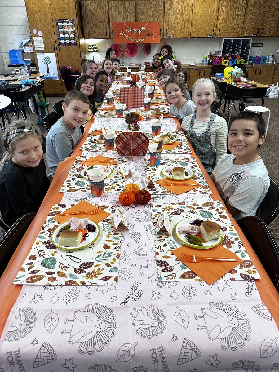 HonkolasClass's tweet image. Happy Friendsgiving! #3rdgrade #vikinglearners #Thankful #Friendsgiving