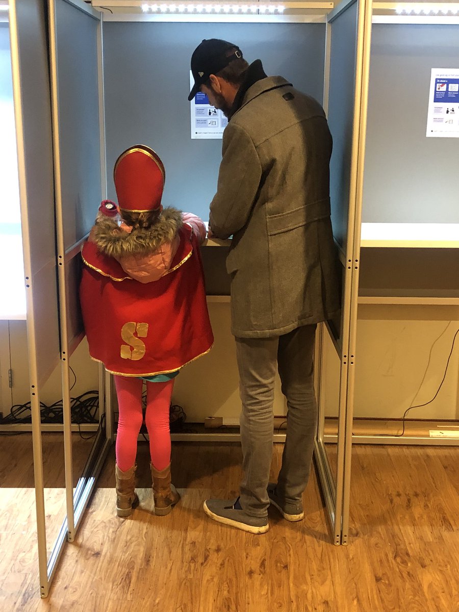 O kom er eens kijken 🎶 <a href="/gemeentehulst/">Gemeente Hulst</a> #stembureau #verkiezingen2023 
En nu gaan we tellen..