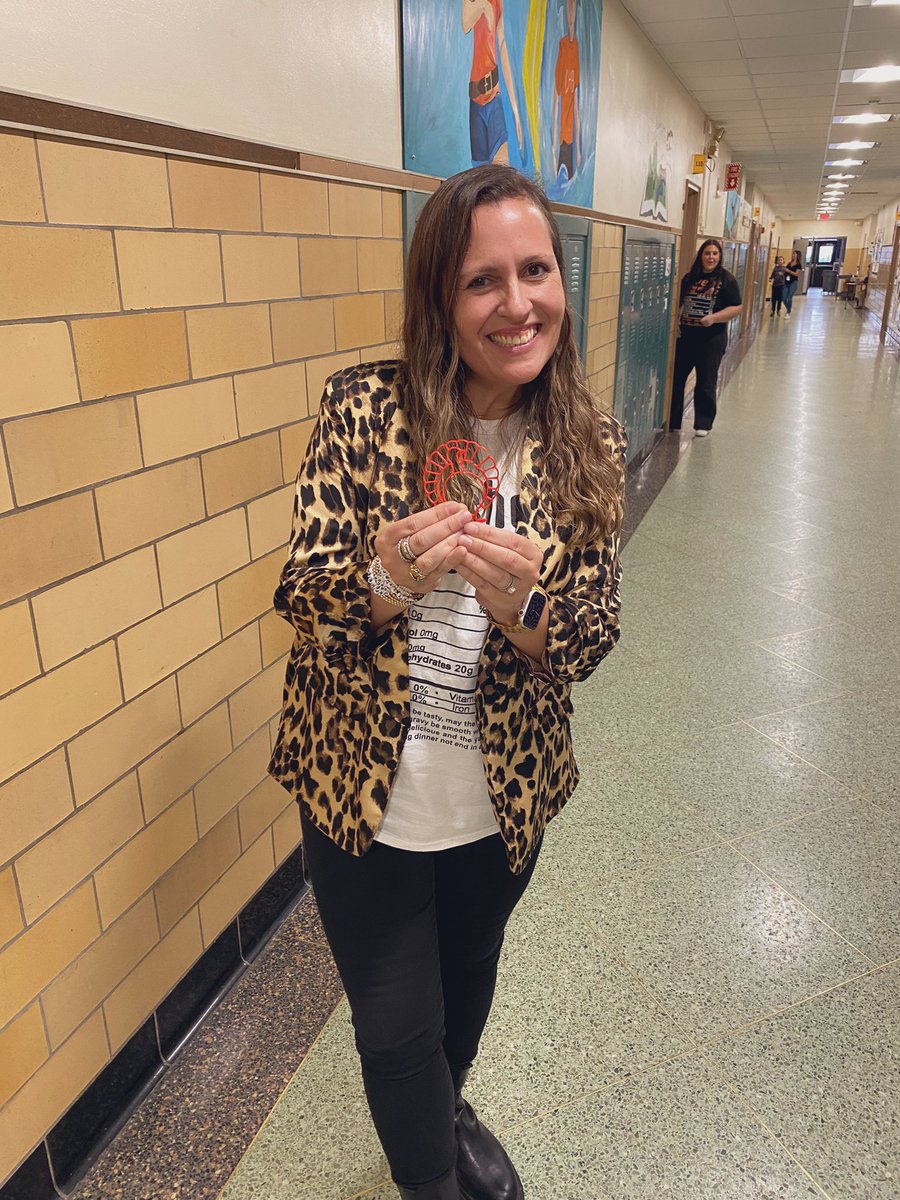 wELLcometoENL's tweet photo. Winner, winner TURKEY dinner! @MsGisWRITEhere was one of the lucky ones who “caught” a turkey at JFK today! Go, Mrs. Kramer! 🦃✨ @JFK_Bethpage @Mr_A_Murray #WeAreBethpage https://t.co/y8BlsjOaIv