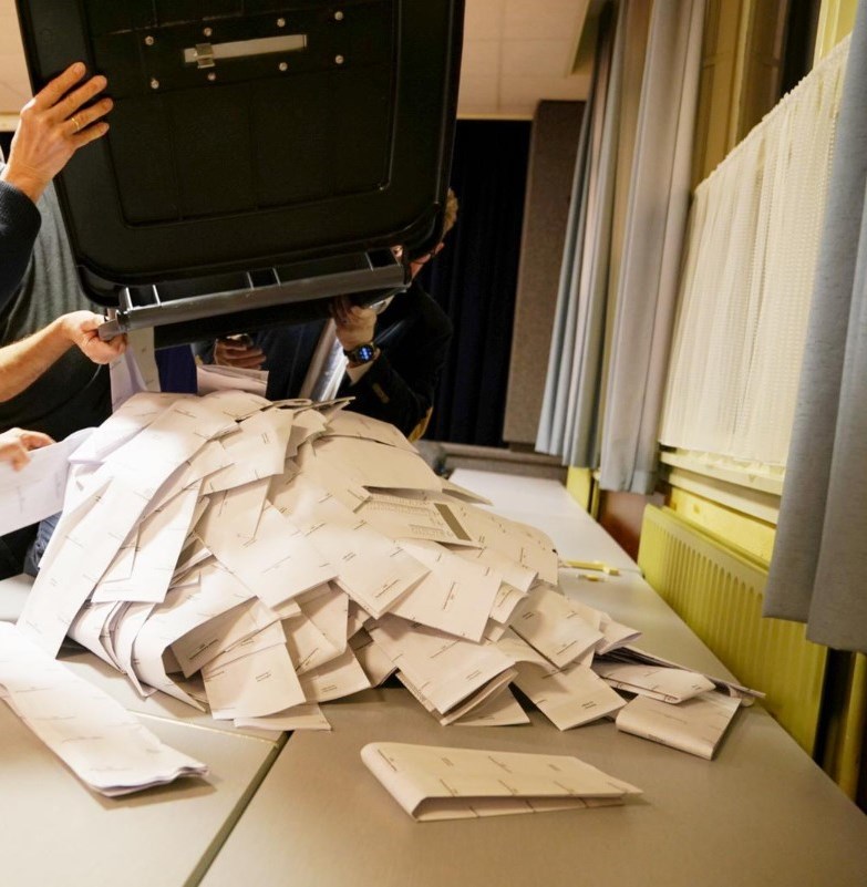 ⚠️ De stembussen zijn gesloten! 🗳️ De stembureauleden en tellers gaan nu aan de slag met het tellen van de stemmen per lijst. Morgen worden de stemmen per lijst én per kandidaat geteld vanaf 9.00 uur in het Prinsenhof. Je mag bij het tellen van de stemmen aanwezig zijn.