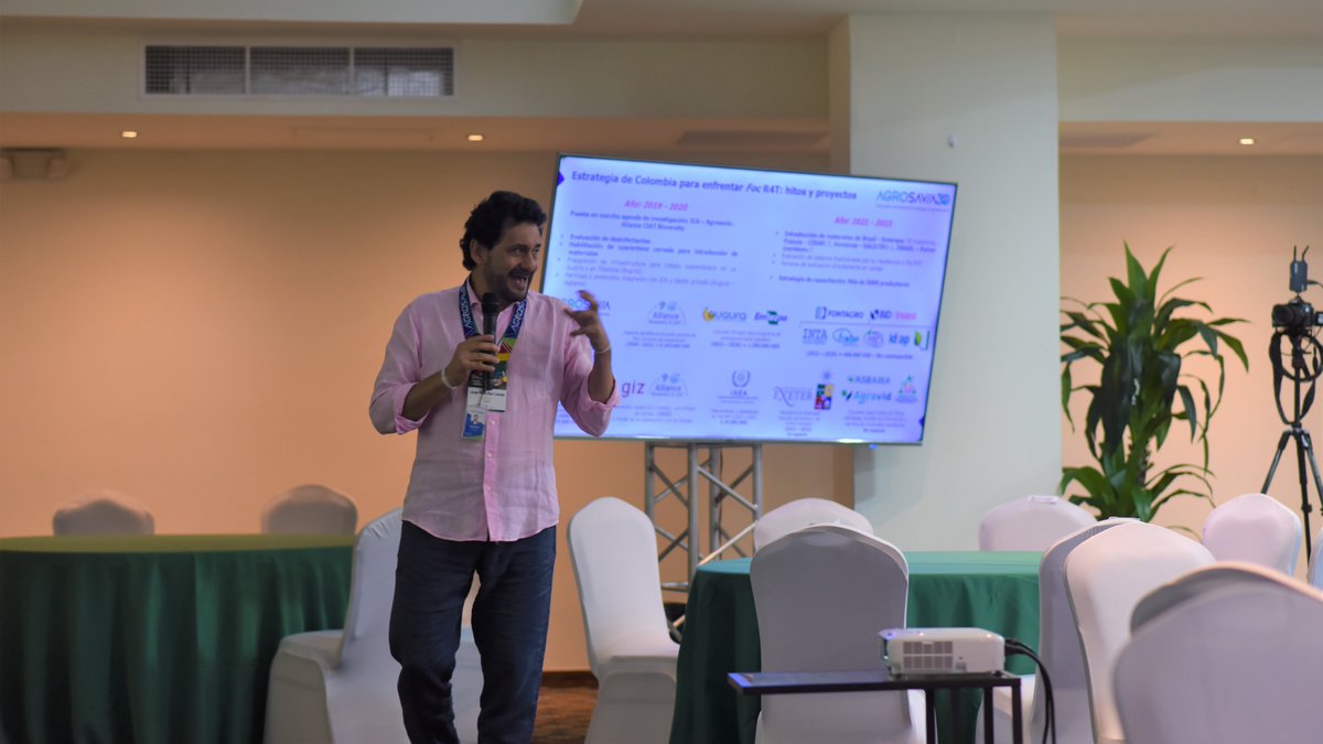 BiovIntCIAT_esp's tweet photo. 🌿 En el marco del proyecto #ALER4TA, @JorgeMarioDiazL, Director Ejecutivo de @SomosAGROSAVIA, presentó las principales fortalezas que han permitido el avance e innovación para la prevención, contención y manejo de #FocR4T en #Colombia. 🇨🇴🍌
#Fusarium #InnovaciónAgropecuaria https://t.co/JUPYJwfcVZ
