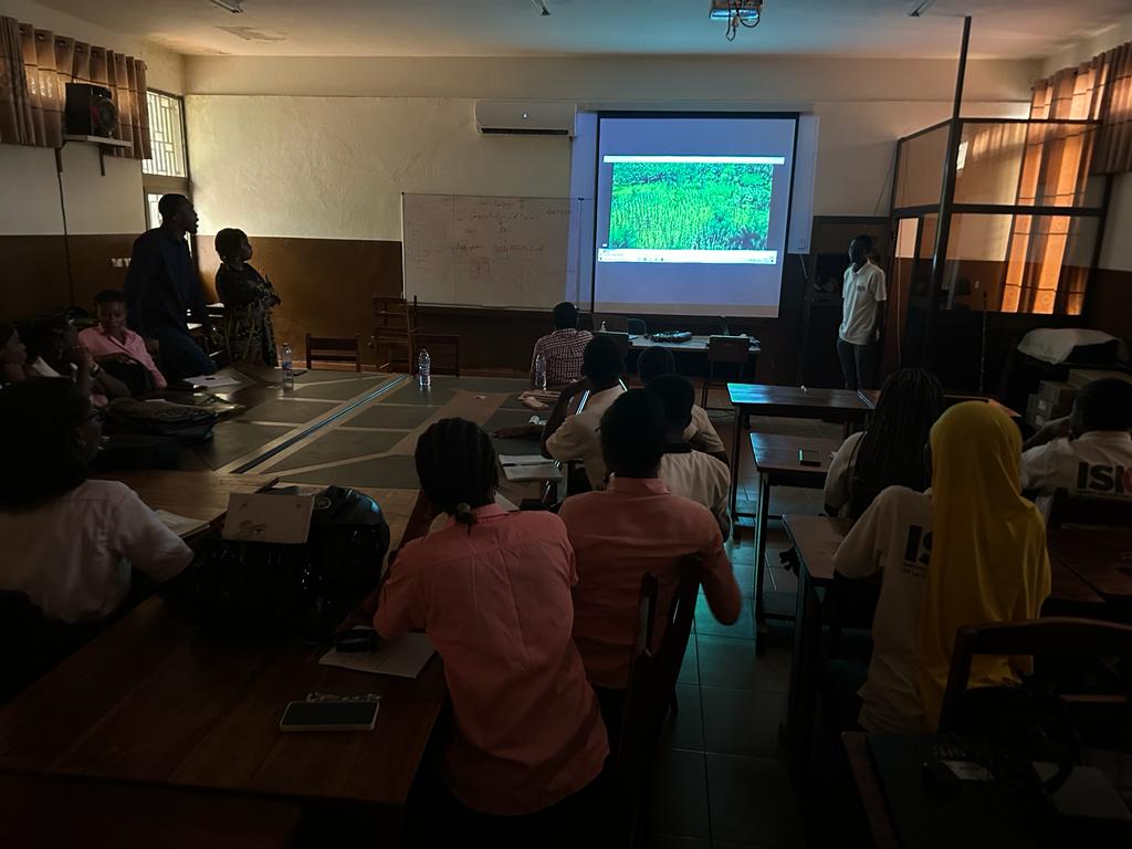 Le vendredi 17 novembre dernier, une délégation conduite par la Présidente de l’APROCOM TOGO, Madame <a href="/BarakatAboudou/">Barakat ABOUDOU-SALAMI</a> s’est rendue à l’Université de Lomé plus précisément à l’Institut des Sciences de l’Information, de la Communication et des Arts (ISICA).  1/⤵️

Thread
#Togo