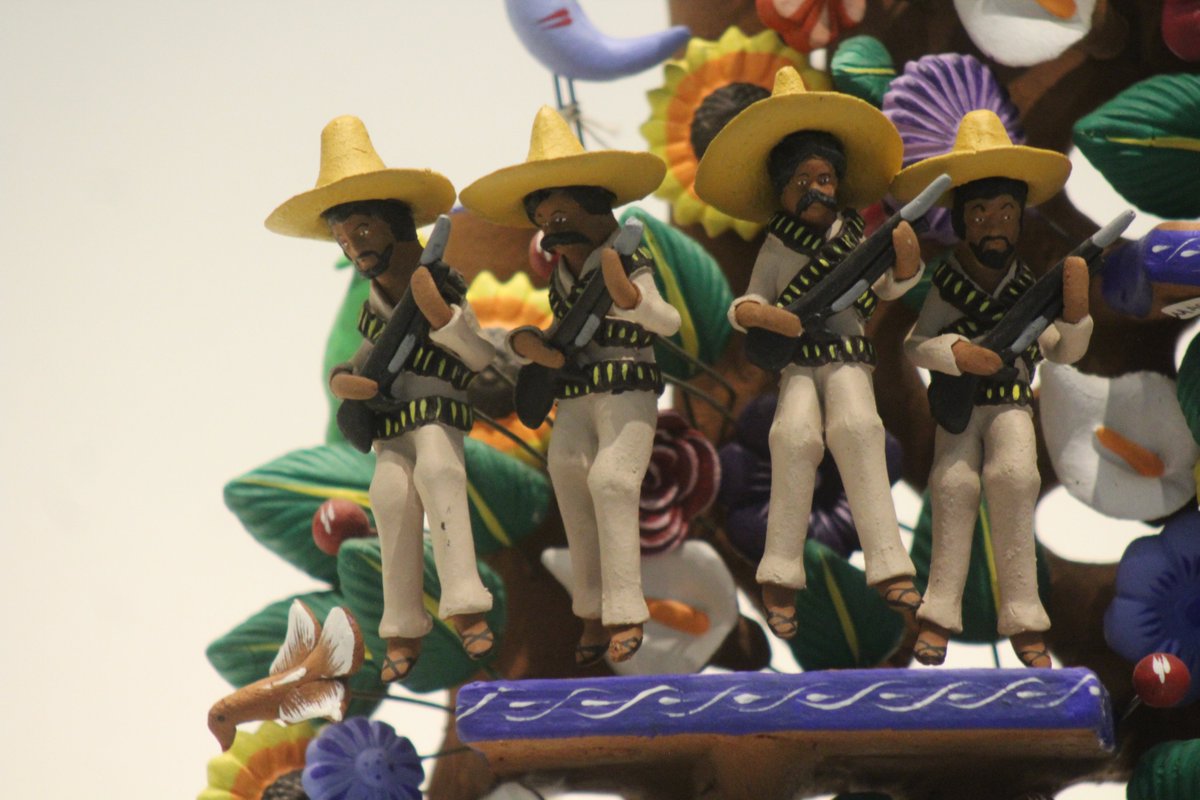 map_mexico's tweet photo. Respuesta #TriviaMAP | Estos árboles de la vida están dedicados a dos figuras importantes de la Revolución Mexicana: Pancho Villa y Emiliano Zapata.
A través del arte popular, artesanos/as retratan y representan la vida cotidiana y acontecimiento de la historia mexicana. https://t.co/vV4tY72HCD