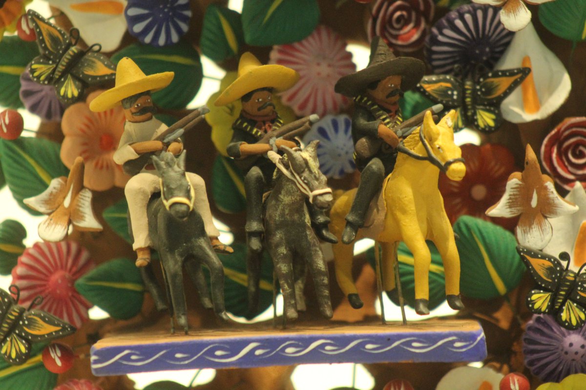 map_mexico's tweet photo. Respuesta #TriviaMAP | Estos árboles de la vida están dedicados a dos figuras importantes de la Revolución Mexicana: Pancho Villa y Emiliano Zapata.
A través del arte popular, artesanos/as retratan y representan la vida cotidiana y acontecimiento de la historia mexicana. https://t.co/vV4tY72HCD