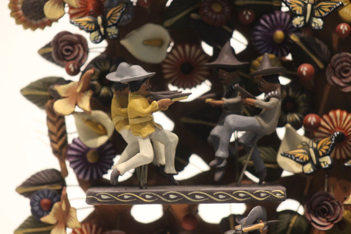 map_mexico's tweet photo. Respuesta #TriviaMAP | Estos árboles de la vida están dedicados a dos figuras importantes de la Revolución Mexicana: Pancho Villa y Emiliano Zapata.
A través del arte popular, artesanos/as retratan y representan la vida cotidiana y acontecimiento de la historia mexicana. https://t.co/vV4tY72HCD