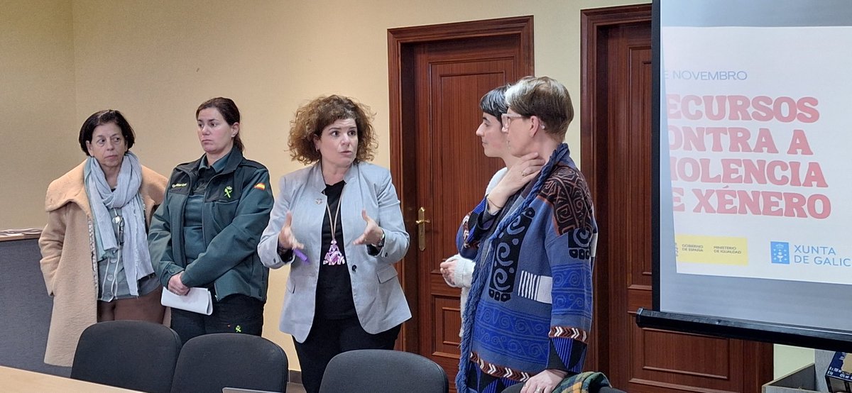 DelegGobGAL's tweet photo. @MRivasL inaugura unha xornada de #ViolenciaDeGenero de @FademurGalicia e Airiños Galegos de #Frades

✔️ achegar os recursos contra a violencia de xenero ás mulleres do #rural 

✔️ o 60% dos casos de #Viogen estan no rural, fora das 7 grandes cidades 

➡️ https://t.co/fEQF7dC2VE https://t.co/rv8Rv2oE5T