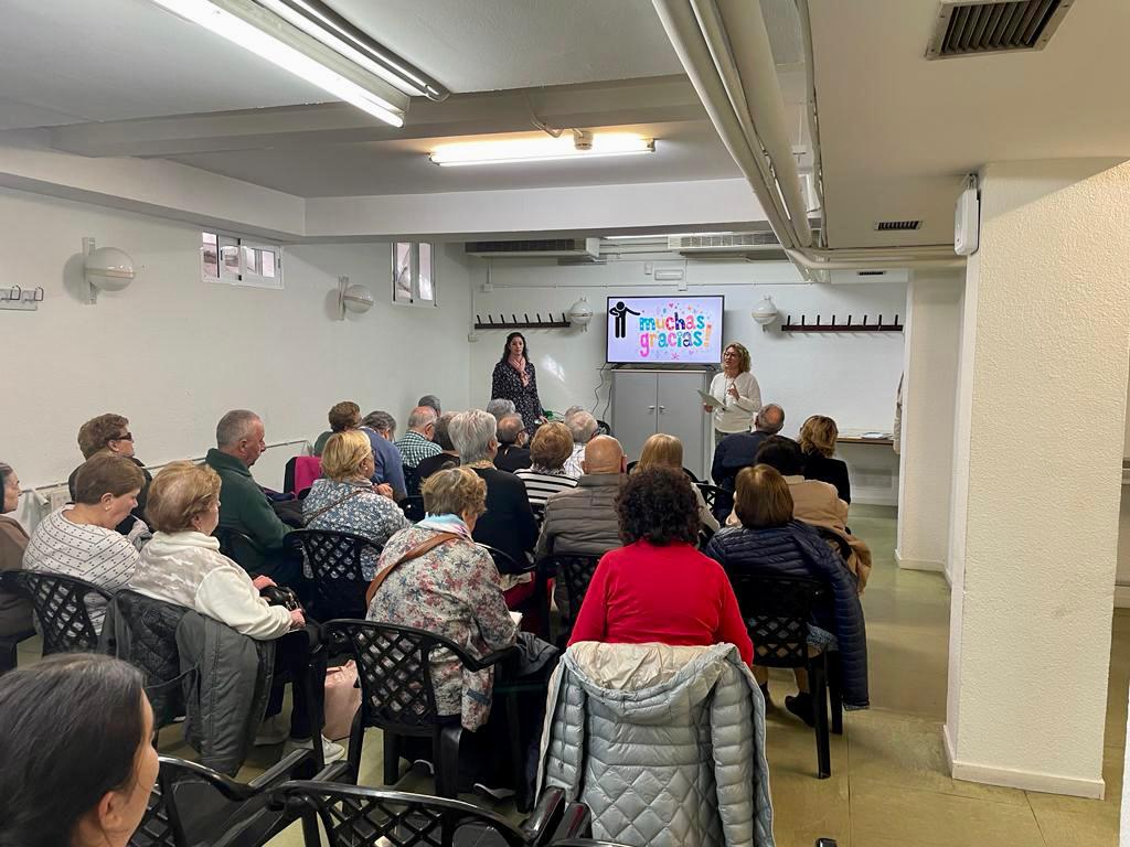CSFatimaCaraban's tweet photo. Hoy dos enfermeras de nuestro centro de salud han dado una charla en el centro de mayores de Carabanchel sobre alimentación con Diabetes. Formamos parte de nuestro Barrio , la educación para la salud forma parte de nuestro trabajo. https://t.co/vysgLM0Dj4