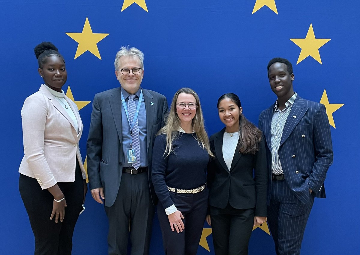 Wie stärkt der 🇪🇺#Binnenmarkt die Rolle Europas in der Welt? Was sind Auswirkungen der 🇪🇺#Erweiterung am Beispiel Burgenlands? Wofür steht #EUGreenDeal? Die EU als größter Entwicklungshelfer 🤝
Über dies&amp;viele andere Fragen diskutierte <a href="/adina_hoffmann/">Adina Hoffmann</a> heute mit US-Studierenden🇺🇸