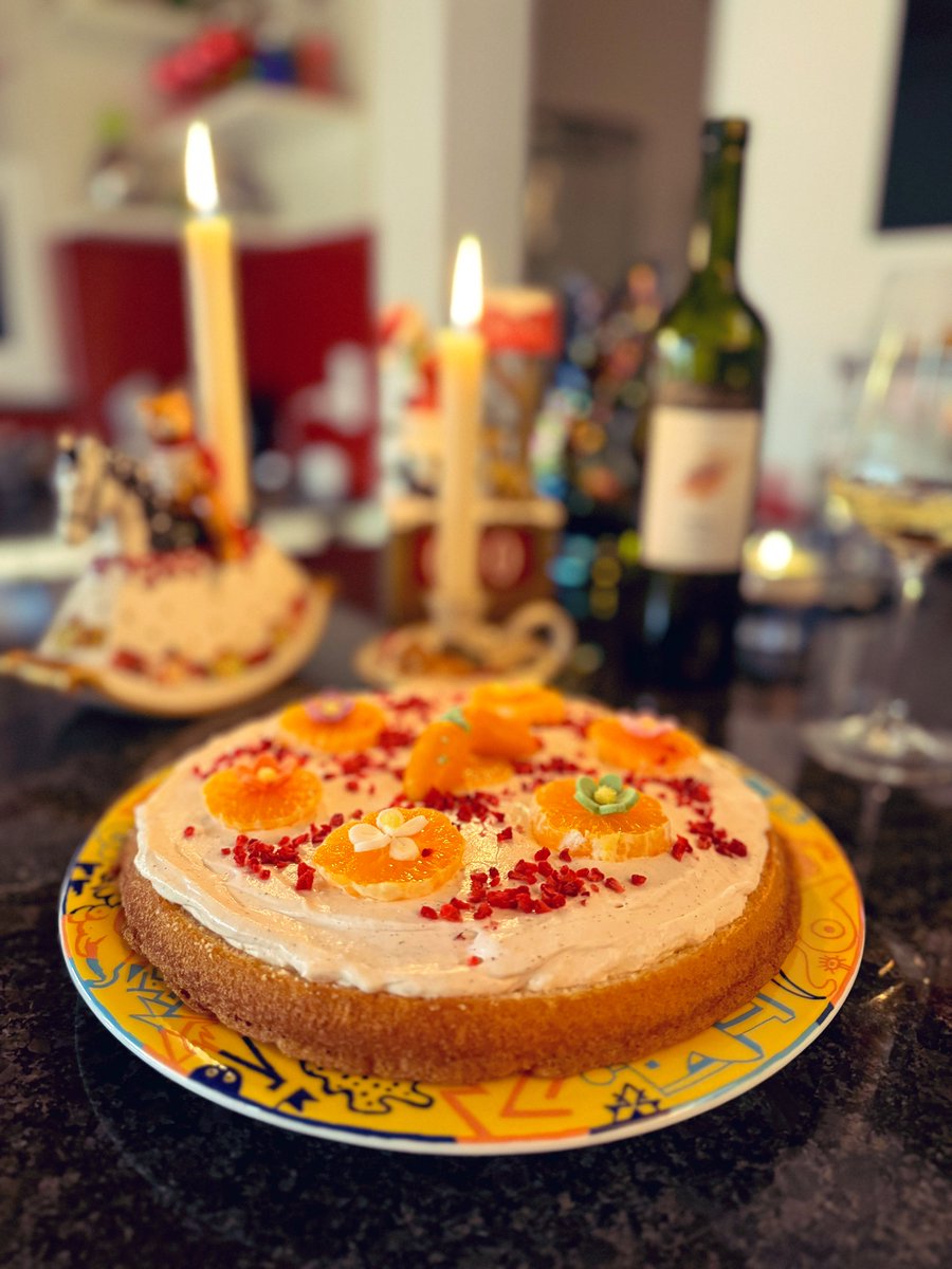 Heiterweiter66's tweet photo. Heute verwöhnt die Chefin - derweil in knapp 10 Tagen auch schon 1. Advent ist. Die Deko „wächst“ täglich ein Stück 🍀 - Mandarinentorte und ein Glas #Heida ❤️ Guetnachti und pfuused guet ⭐️💫 https://t.co/PbazyEnki0