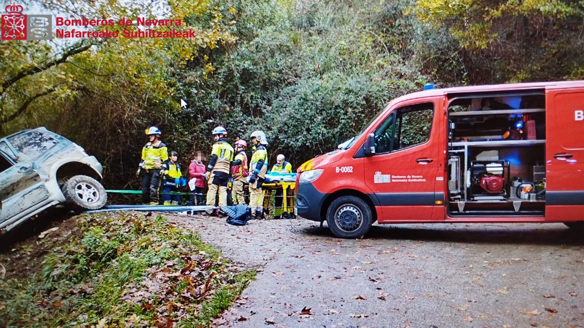 bomberos_na's tweet photo. Intervenimos la mañana del #miércoles en un accidente vial en #Atallu (#Araitz). El coche sale de la vía y queda en situación inestable con el conductor atrapado
Trasladado al Hospital Universitario de #Navarra
#ParqueCordovilla
@SuhiltzaileGIP
#ASVA
#ASVB
@salud_na
@NavarraGC https://t.co/uQ3gwQdAvk