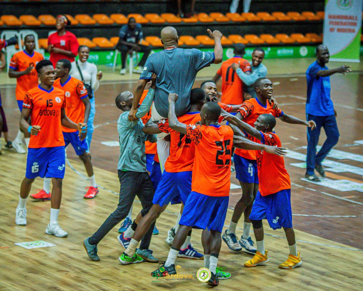 mekus102's tweet photo. Rima Strikers celebrates after defeating Niger United 31-30 at the on going Ardova Handball Premier League
@danbusky @ardovaplc @mitchokonta @sochehohandball @_ikemba @Adaeze_michael
#APHPL https://t.co/SP1Yg9Z5mG