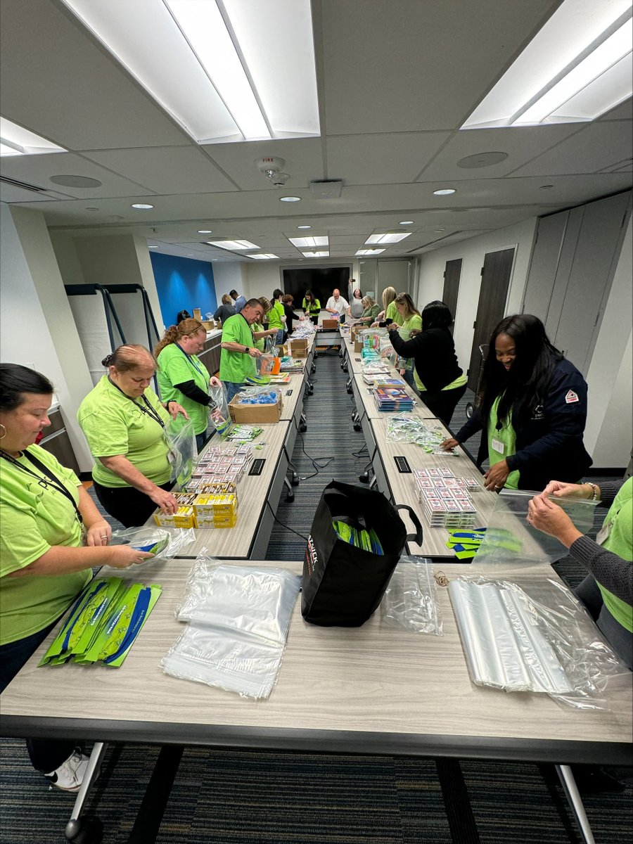 This is the season of giving! PECO employees volunteered with @HEADstrongFnd to make comfort kits for those suffering from cancer at University of Pennsylvania Hospital. #pecocares