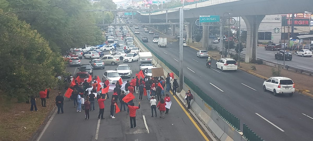 EdomexRed's tweet image. Trabajadores de #Bachilleres Plantel 5 se encuentran #cerrando la circulación en #Periférico Norte a la altura de #MundoE en ambos sentidos, tomé #precauciones.