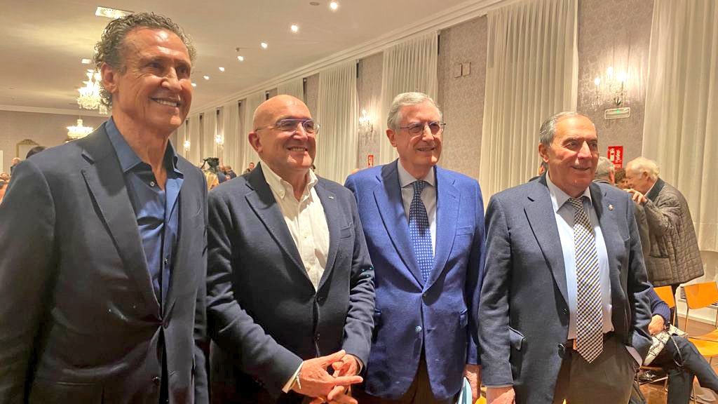 Siempre he sido muy del Pucela. Me sabía la alineación de memoria de aquel Real que ganó la Copa de la Liga, Buyo, Alkorta, Sanchís, Hierro

¡Qué equipazo!