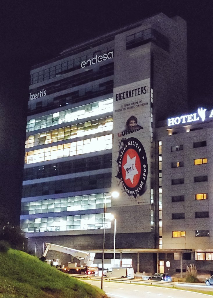 EloyTP's tweet photo. #Coruña - Grúas Norte 🪝sustituyendo el vinilo publicitario de Estrella Galicia 🍺 para anunciarnos esta vez su tienda @Bigcrafters https://t.co/QXAW0cAi6I