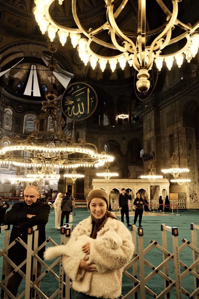 sui414's tweet image. Insane builder energy from #DevConnect Istanbul

Vibrant city, solemn mosques 🕌

Did hammam🧼, Turkish coffee fortune telling 🪬, petted cats 🐈. 

Best swag goes to @CoWSwap @cowDA0 ‘s rug 😂😂😂. 

Also walking on streets 2am alone 🤷‍♀️ have to say it’s 10000x safer than SF.