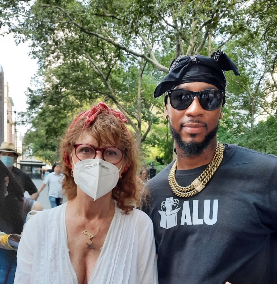 Shut_downAmazon's tweet image. I stand with @SusanSarandon .✊🏽