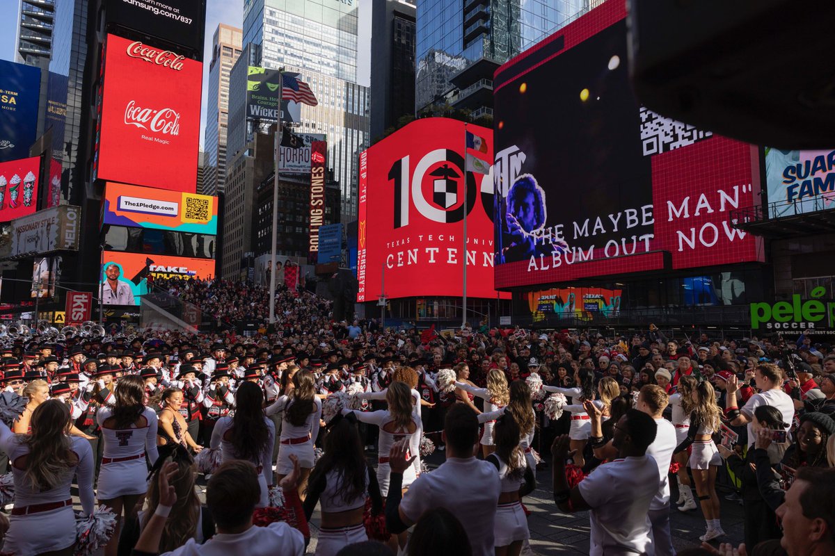 TexasTech's tweet photo. Times Square Takeover

🔴#TTU100 | #MacysParade⚫️ https://t.co/qTGCrJQVnd