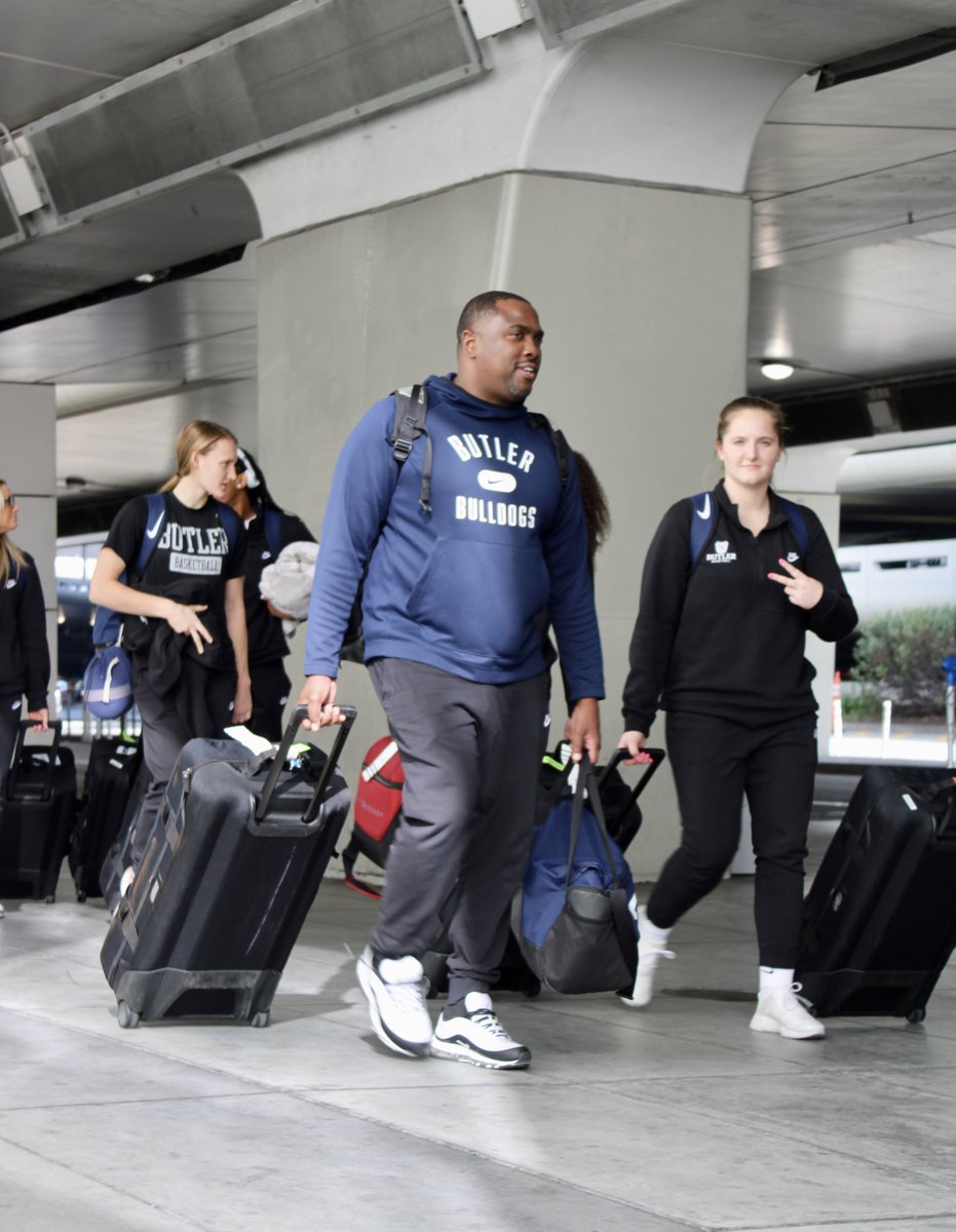 The Dawgs have landed in Cali ✈️🐶🏀
