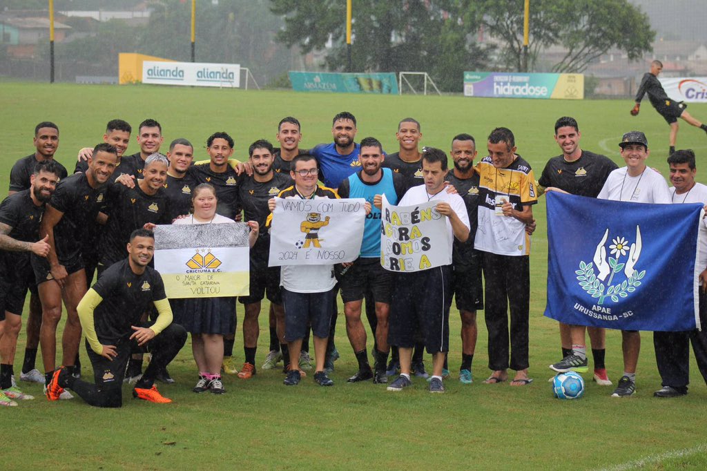 CriciumaEC's tweet image. E hoje recebemos a visita do pessoal da Apae de Urussanga 😍 Eles trouxeram cartazes e parabenizaram o elenco pela campanha da temporada! Vocês serão sempre bem-vindos, galerinha! 💛🖤🤍

📷 Celso da Luz | CEC

#apaebrasil #apae