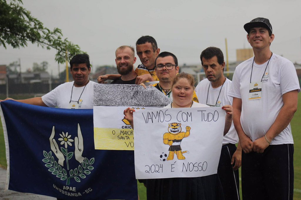 CriciumaEC's tweet image. E hoje recebemos a visita do pessoal da Apae de Urussanga 😍 Eles trouxeram cartazes e parabenizaram o elenco pela campanha da temporada! Vocês serão sempre bem-vindos, galerinha! 💛🖤🤍

📷 Celso da Luz | CEC

#apaebrasil #apae