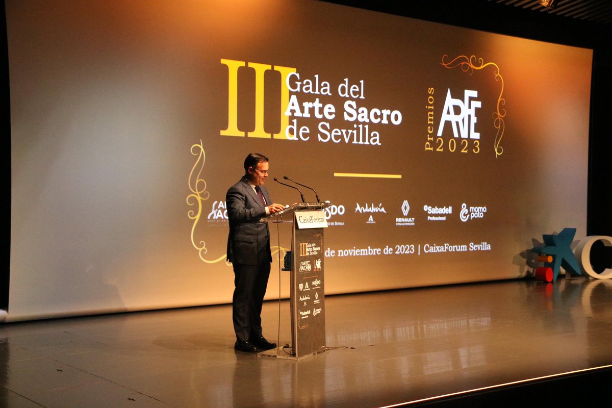 GremioArteSacro's tweet photo. Da comienzo la Gala dándonos la bienvenida el director de @CaixaForum D. Moises Roiz y nuestro Presidente @paquili1 https://t.co/eHORXMf3qT