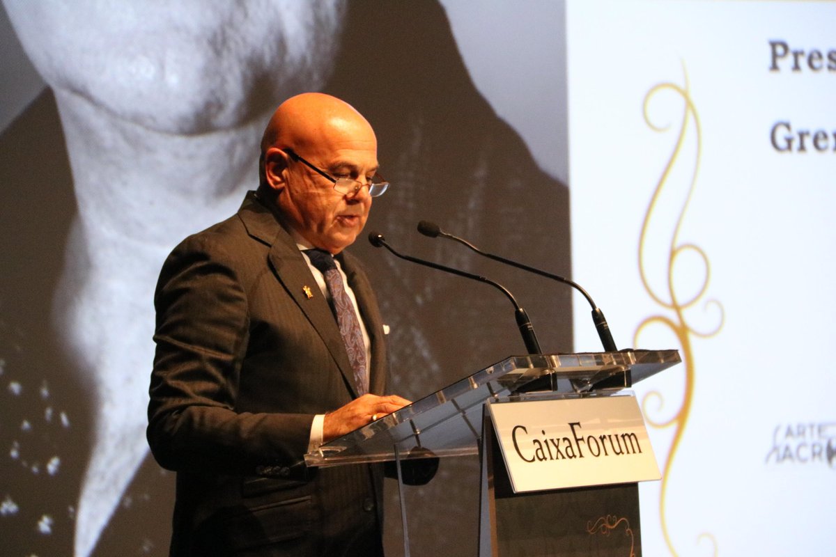 GremioArteSacro's tweet photo. Da comienzo la Gala dándonos la bienvenida el director de @CaixaForum D. Moises Roiz y nuestro Presidente @paquili1 https://t.co/eHORXMf3qT