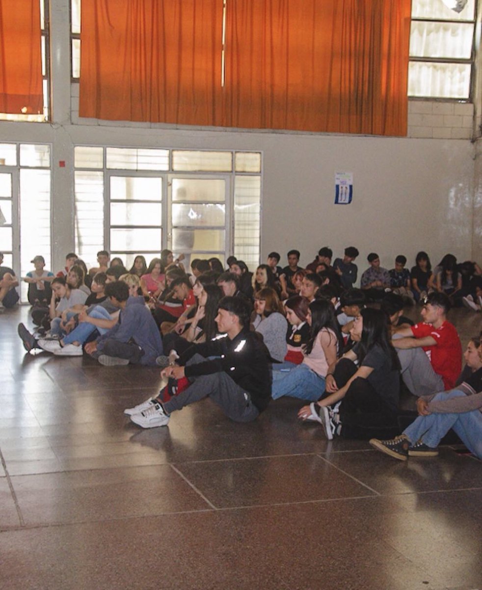 JuventudMuniCba's tweet photo. 👉En el marco del Programa IMPACTÁ, charlamos con los y las estudiantes sobre los procesos de adicción y las herramientas clave con las que contamos en estos casos 💪

📲Escribinos por privado y vamos a tu cole! 😊

#CórdobaCapital #CadaDíaMejor https://t.co/w6uqi2KeRg