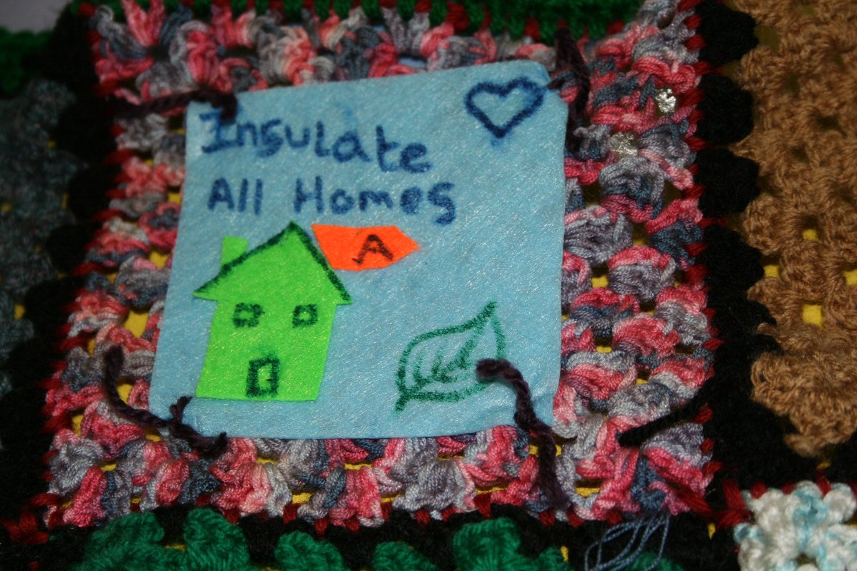 ‘Shelter is a human right’❗️Big thanks to Teresa and Sue from Stapleford Yarn Bombers for crafting this beautiful community quilt and assembling messages of support for the #unitedforwarmhomes campaign at our Day of Action on Saturday #insulateallhomes #community @AlanSimpson01