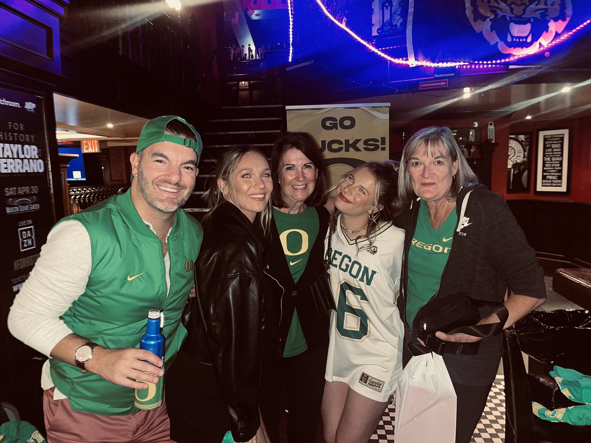 NYCDucks's tweet photo. Happy Thanksgiving!
REST UP, because it’s OSU WEEK 😤
🟡 Fri Night @ 8:30pm ET
🟢 Legends (on w33rd)
🟡 No reservations required
🟢 “Coming Home”, “Shout”, “Mighty Oregon”… come experience #AutzenEast !
(FYI - we will be having a watch party Fri 12/1 for Pac-12 Championship!) https://t.co/bdBGkou4ux