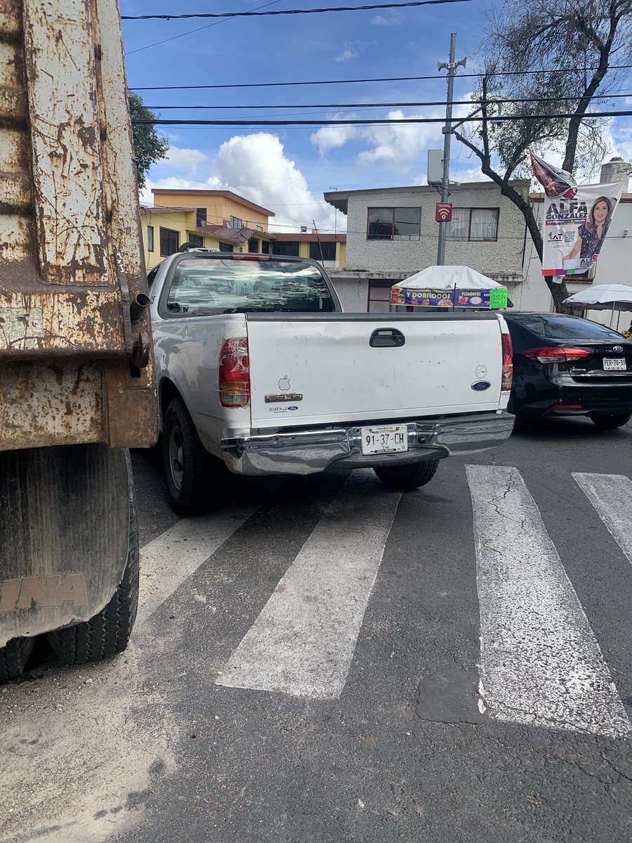 TlalpanVecinos's tweet photo. ¿Podríamos solicitar a los empleados de la alcaldía que eviten estacionarse en doble fila en San Marcos esquina Congreso? ¿Sería mucho pedir @alfagonzalezm ? ¿Podrían ir a multarlos @UCS_GCDMX ? https://t.co/UsTEu6JXDF
