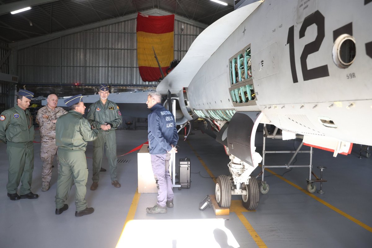 MonarquiaEspana's tweet photo. El Rey recorrió las instalaciones de la Maestranza Aérea de Albacete (#MAESAL), unidad del Ejército del Aire y del Espacio que tiene como misión principal el apoyo a los sistemas de armas. https://t.co/y29O3GcgXJ