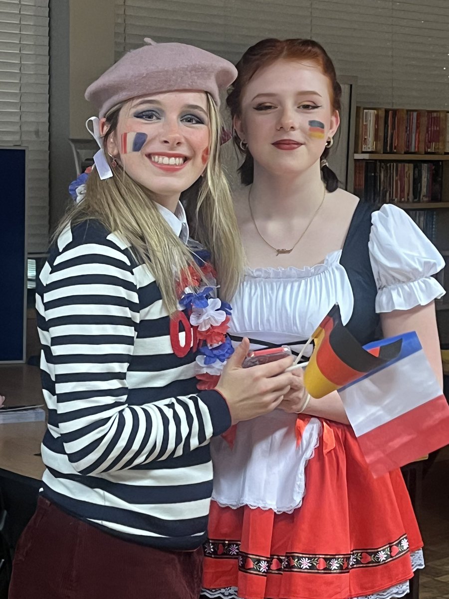 GHSModernlang's tweet photo. Hollie and Ellie presented so well at the P.7 Parent’s Open Evening tonight! Proud to promote French and German! @GlenrothesHS https://t.co/tWCPDHaROr