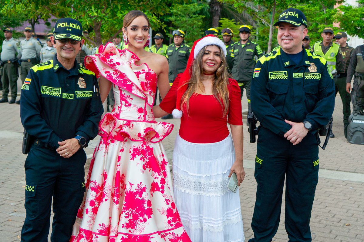 La Reina del Carnaval <a href="/melissacurevi/">Melissa Cure Villa</a> abrió hoy la temporada navideña en el centro de Barranquilla como estímulo a la reactivación de las ventas. Buena nota de <a href="/asocentrobaq/">ASOCENTRO</a> y <a href="/Carnaval_SA/">Carnaval de Barranquilla</a> .