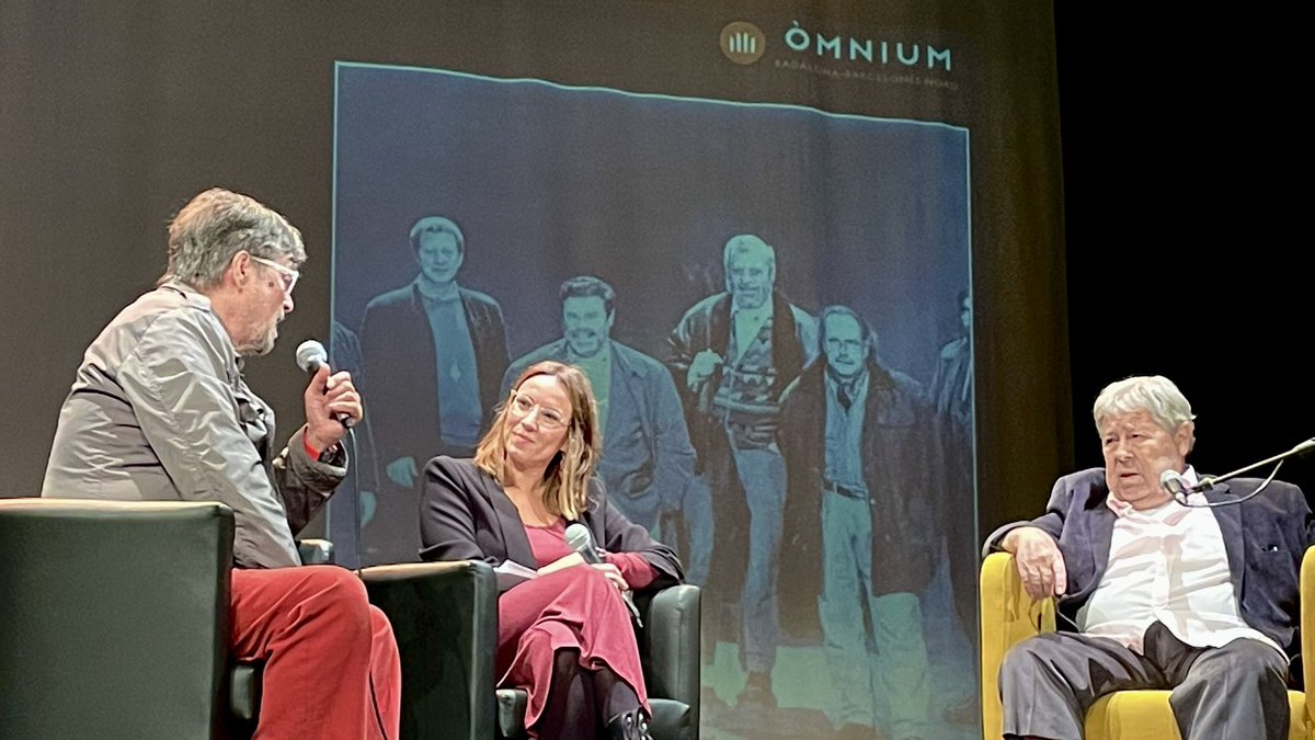 davidGferriz's tweet photo. Temps per reflexionar sobre la Cultura al lliurament del premi #Singladura d’@omniumBnord a Gerard Sala avui al Teatre @elcircol #Badalona.
“En temps on la Cultura és moviment i soroll la pintura és tot lo contrari” https://t.co/bO0jRDCSV1