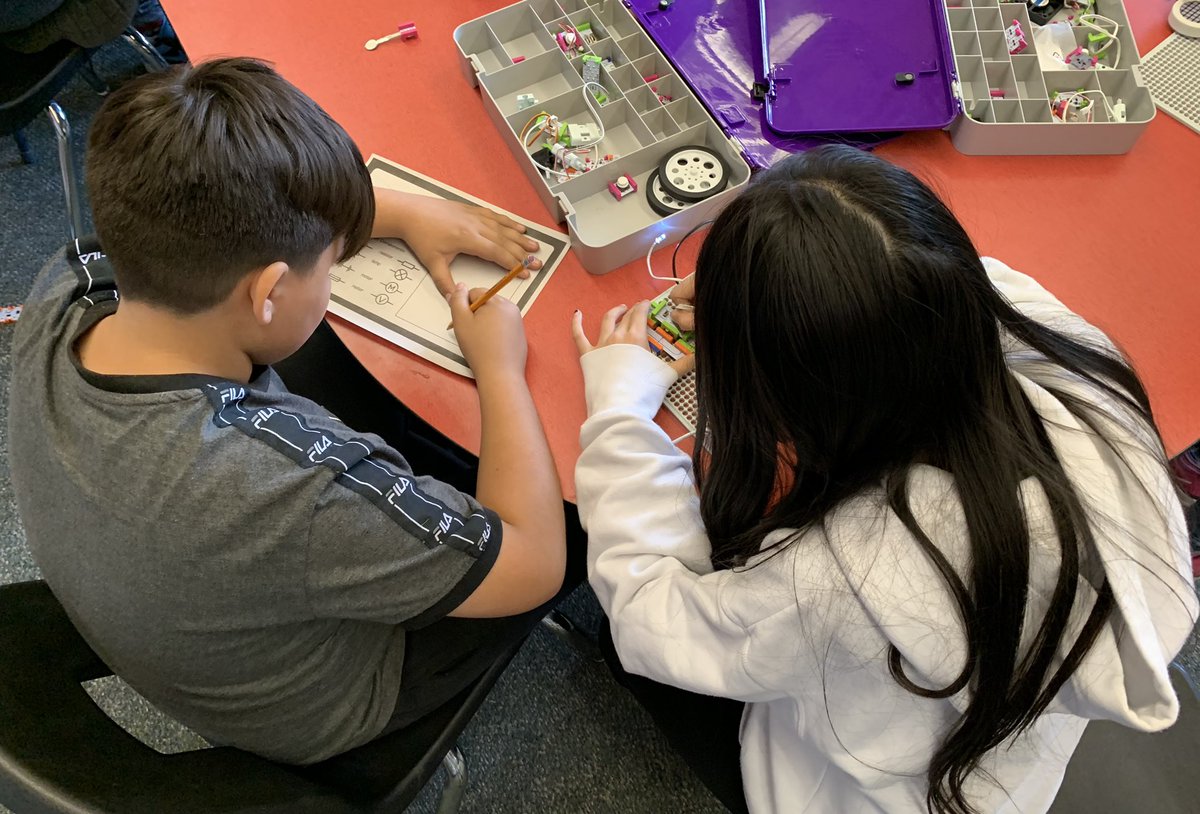 Ms_JWong's tweet photo. 5B’s been busy wiring up some series and parallel circuits at the library🔋💡 Can’t wait to see what they build next! 🧠 https://t.co/DvBOkyCmbe