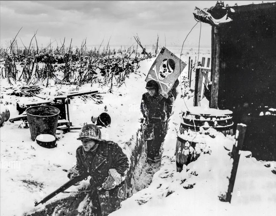 Una patrulla del 1er Ejército Francés lleva un póster bastante peculiar de Hitler de una posición a otra entre las trincheras del Rin. Al parecer, observadores alemanes vieron el póster desde el otro lado del río y lo llenaron de balazos. Enero del 45, Huningue, Francia. ❄️🌨️