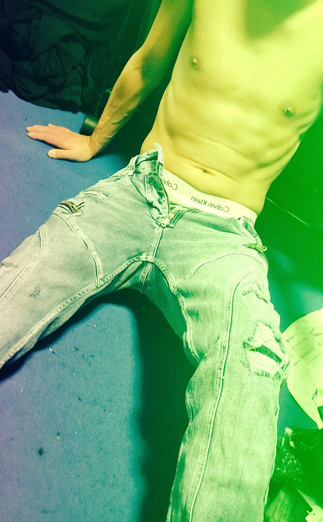Ungefiltert_Ich's tweet photo. Lieb die Hose schon sehr. In die Taschen passt zwar nix rein, aber mag sie trotzdem😁
#shirtlessboys #open #feelgoodtoday #ckundie https://t.co/0htj6e3pKg