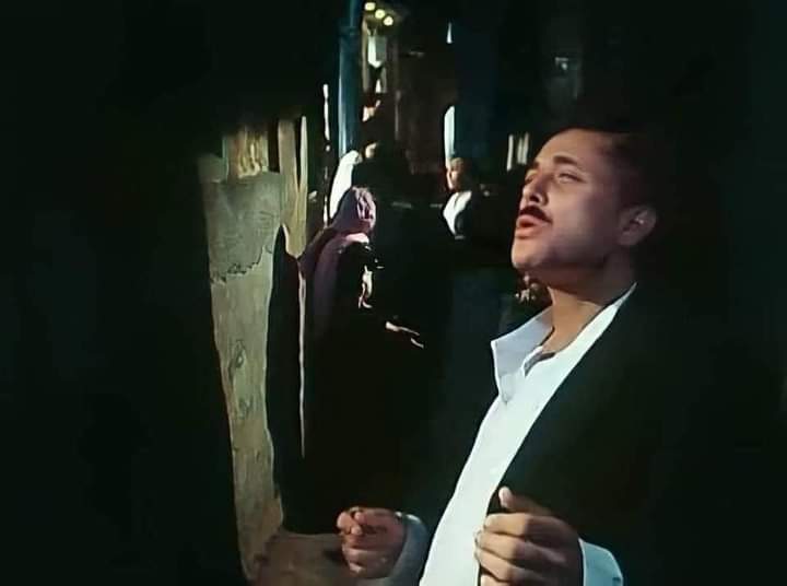 - يرضيك اللي بيحصل دا ياشيخ حسني؟!
= عالم وسخة.
فيلم الكيت كات - (1991)