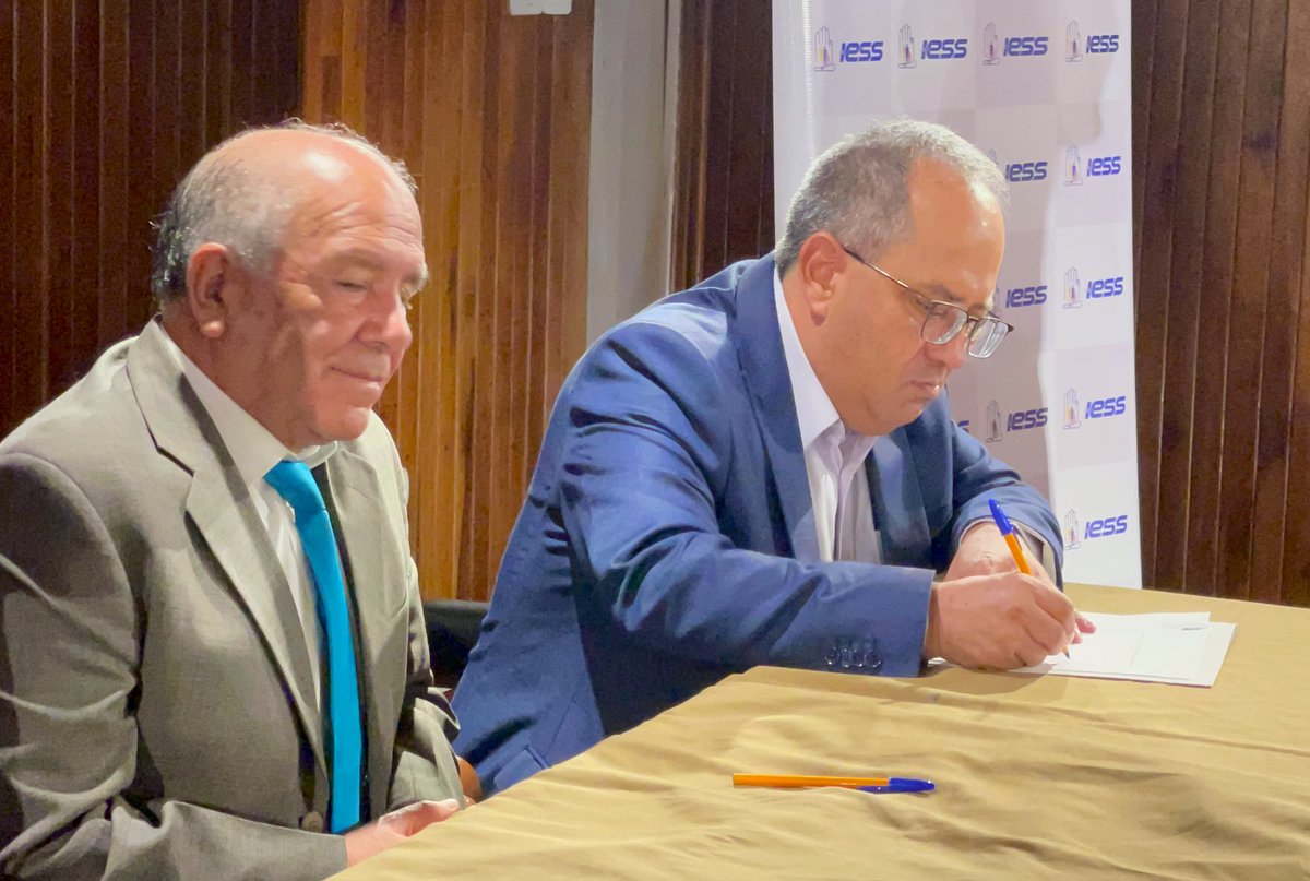 ECU911Austro's tweet photo. #Cuenca| ✍🏼 El Coordinador Zonal @EstebanCoronel firmó un convenio para el funcionamiento del dispensario médico anexo al @IESSec. 

🤝 De esta forma, el personal del #ECU911 cuenta con todos los beneficios y servicios del #IESS dentro de la institución. 

#ECU911SomosTodos https://t.co/4x0GqzG8E2