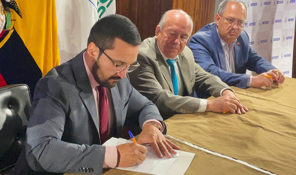 ECU911Austro's tweet photo. #Cuenca| ✍🏼 El Coordinador Zonal @EstebanCoronel firmó un convenio para el funcionamiento del dispensario médico anexo al @IESSec. 

🤝 De esta forma, el personal del #ECU911 cuenta con todos los beneficios y servicios del #IESS dentro de la institución. 

#ECU911SomosTodos https://t.co/4x0GqzG8E2