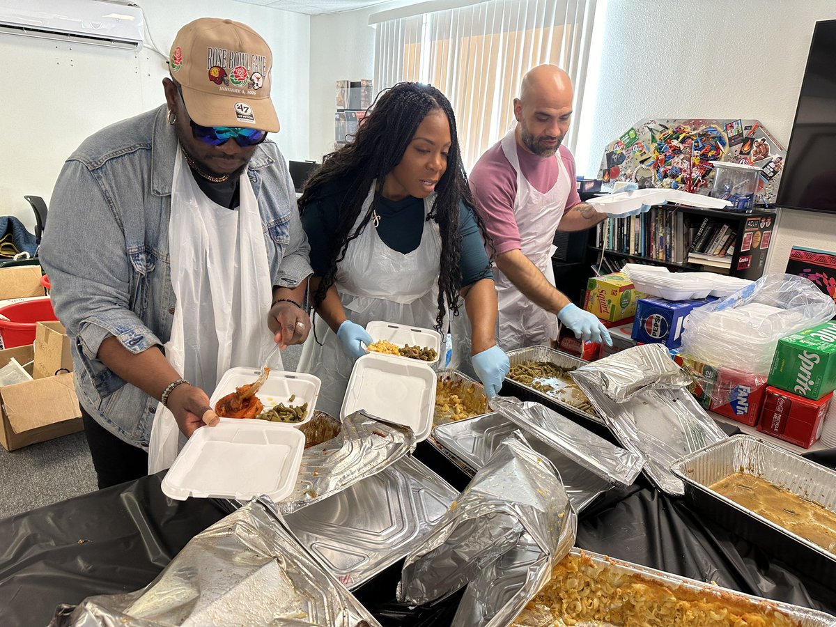 I’m at the @LALGBTCenter Center South at 2313 MLK @ 2nd Ave in #LeimertPark handing out free #Thanksgiving dinner with their staff to folks in the community. If you’re in need or know someone who is—food is being served until 2:30 pm. Turkey, yams, Mac and Cheese, Green Beans and…
